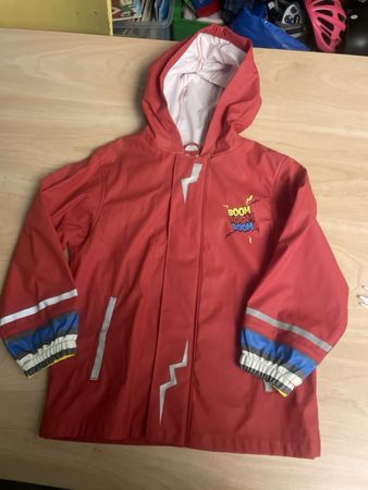Neue Rote Kinder Regenjacke mit Boom Aufdruck, Gr.110/116