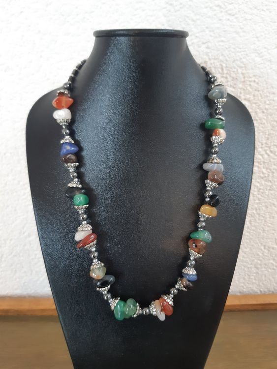 Collier bleu en perles de verre - Un grand marché