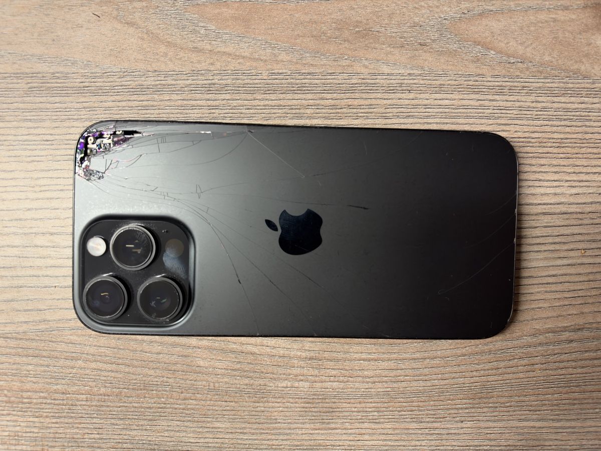 Apple Portables: Iphone 16 Pro max Schwarz – D'occasion à Langnau i. E. par gal_bx2v 2