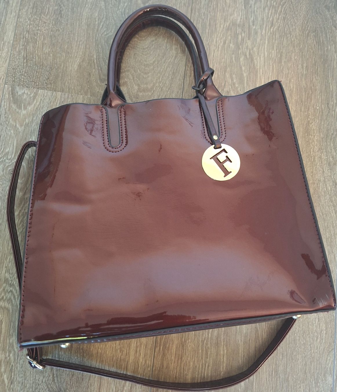 Borse da donna: Modische Schultertasche Lack in bordeaux – Usato da Muhen venduto da Happiness2008
