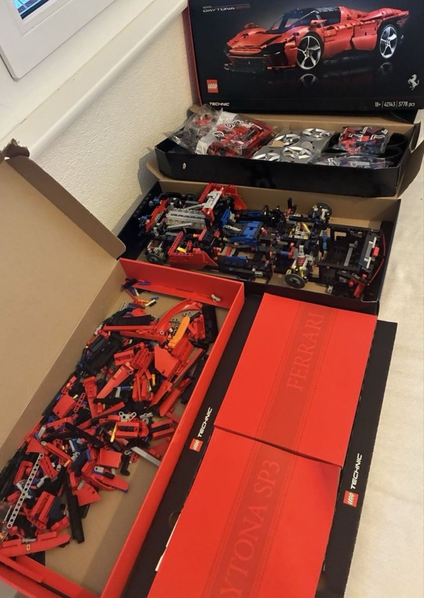 Lego Kit di costruzioni: LEGO Technic Ferrari Daytona SP3 42143 – Usato da Jonen venduto da Sschriber 3