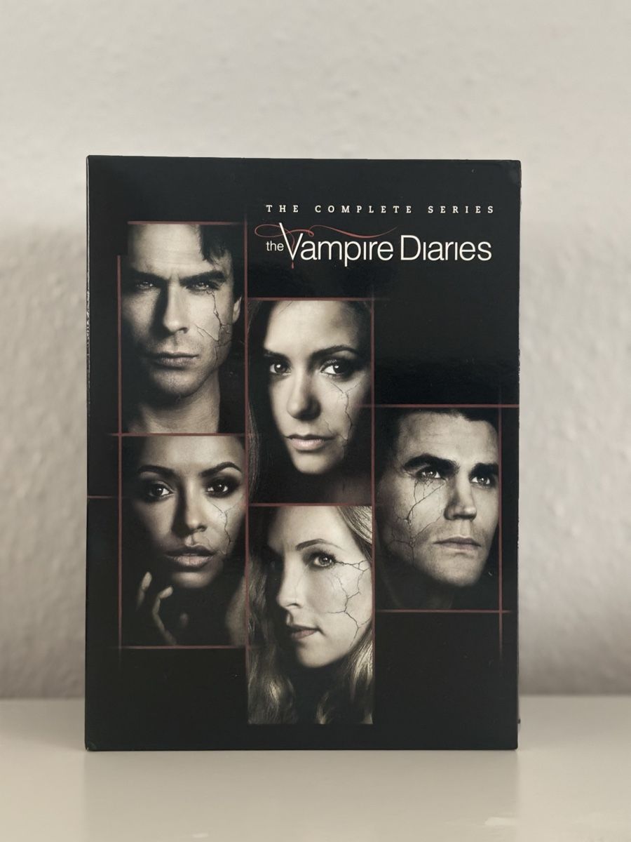 Tutti i DVDs: The Vampire diaries Komplette Serie – Nuovo (secondo la descrizione) da St. Gallen venduto da Becky__