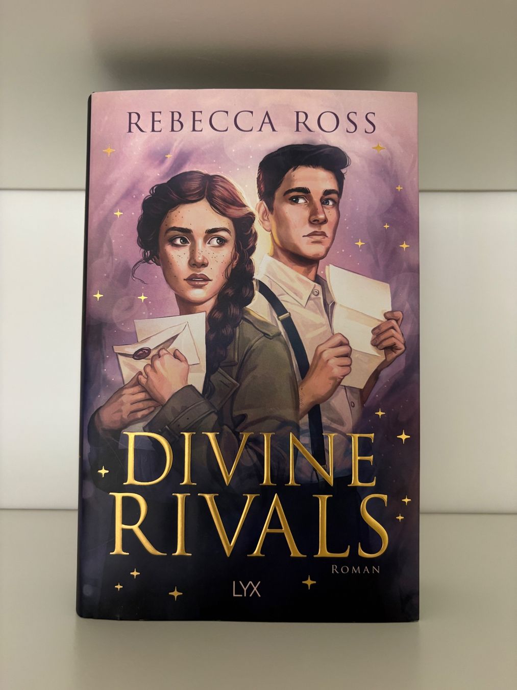 Libri: Divine Rivals - Rebecca Ross – Nuovo (secondo la descrizione) da Steffisburg venduto da elsa.catalina 2