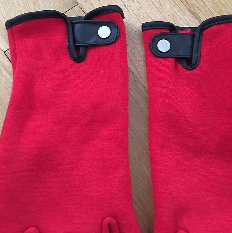 Handschuhe & Handstulpen: Damen rote Handschuhe mit Leder Applikationen – Gebraucht aus Grenchen von Tirana 2