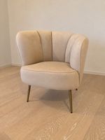 Fauteuil velours beige Westwing Louise, pieds dores