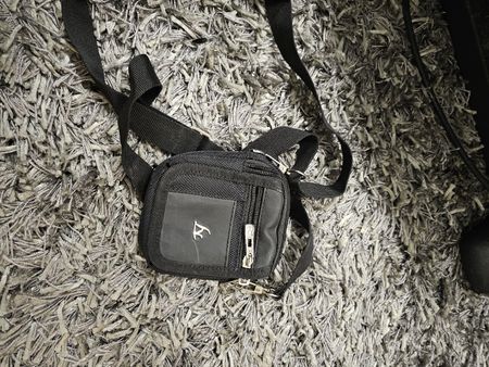 Schwarze Umhängetasche klein praktisch