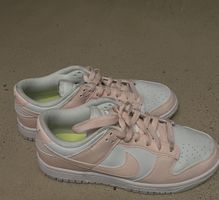 Nike Dunk Low Sneaker weiss rosa getragener Zustand