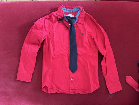 Rotes Hemd mit Kravatte