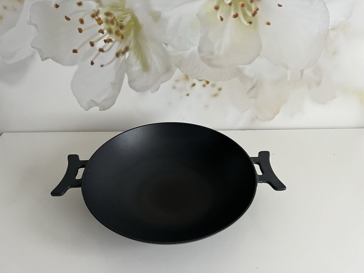 Padelle: Schwarzer Wok aus Gusseisen mit Deckel, – Usato da Winterthur venduto da nma_2kgs 1
