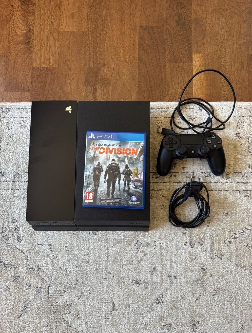 Sony Consoles: PS4 inkl. Controller & "The Division" – D'occasion à Kilchberg ZH par Torch2