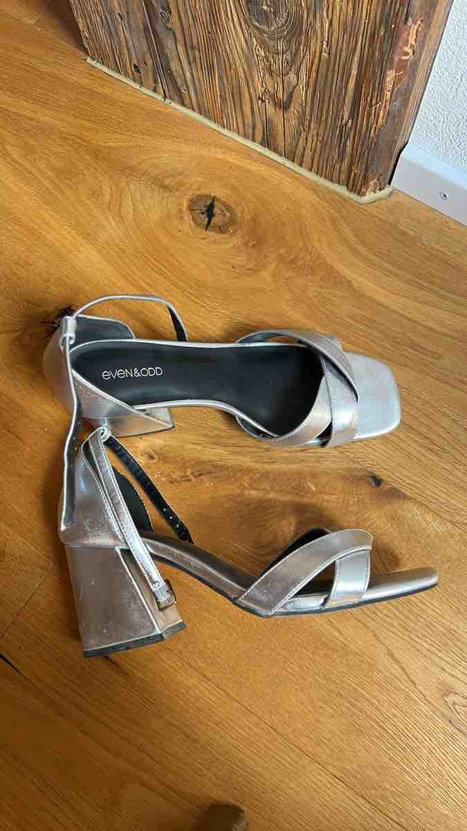Damenschuhe: Silberne High Heels Grösse 39 mit Blockabsatz – Gebraucht aus Näfels von nat_y6ms