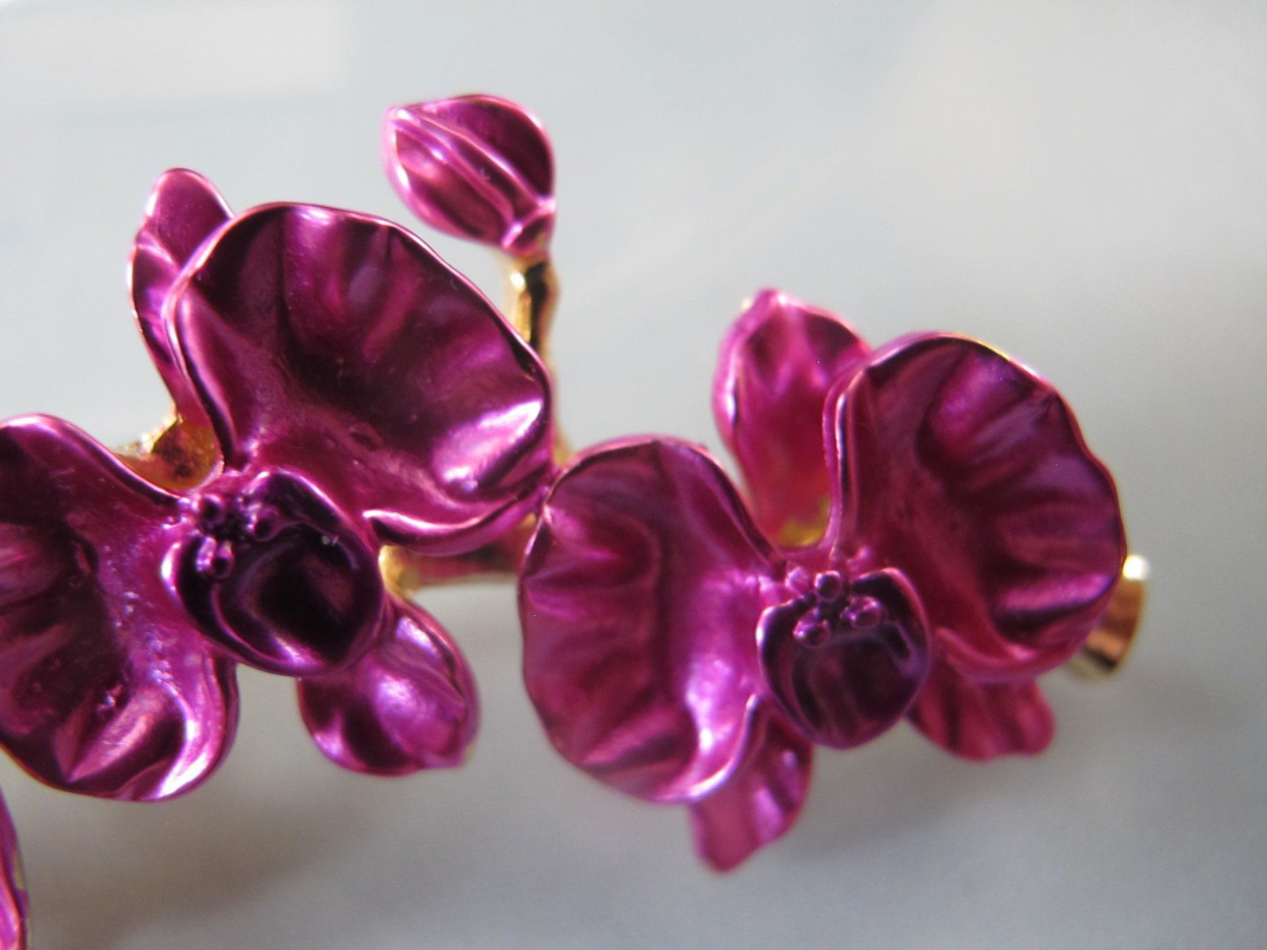 Broches & Aiguilles: Hübsche Brosche mit pinken Orchideen – Neuf (Voir description) à Löhningen par Chimae67 1