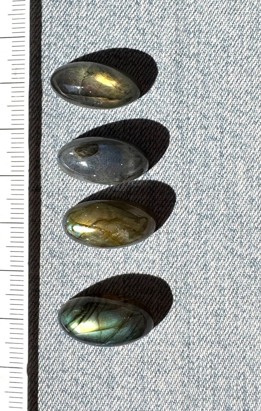 Mineralien & Heilsteine: 4 exclusive leuchtende grosse Labradorit Cabochons   oval – Neu und originalverpackt aus Leuggern von gemshow 7