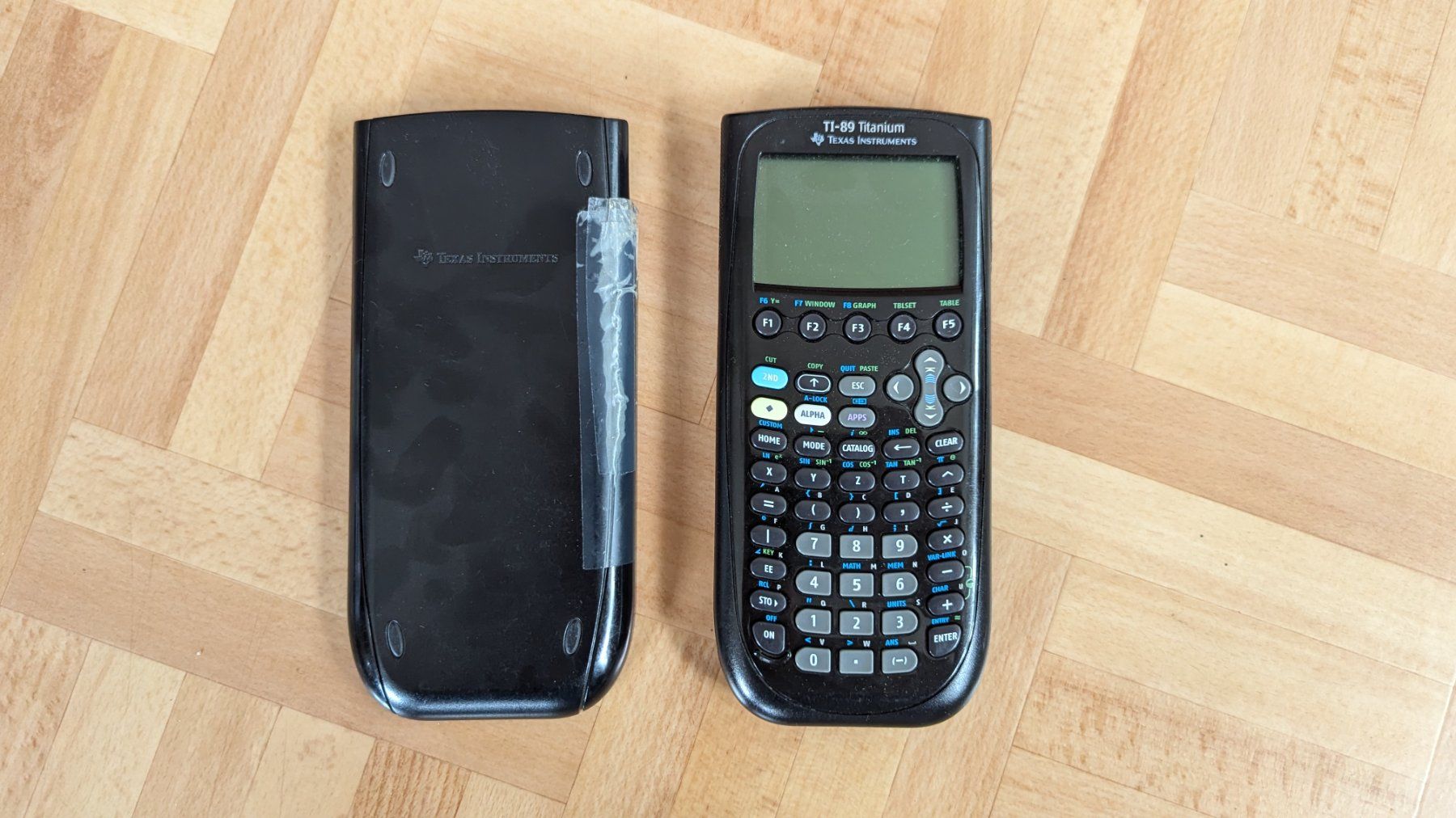 Texas Instruments Calcolatrici tascabili: Texas Instruments TI-89 Titanium Grafikrechner – Usato da Beringen venduto da MCMXC 1