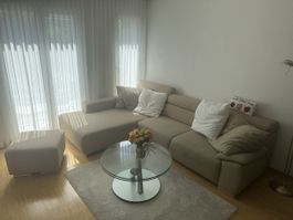 Gemütliches Ecksofa mit Hocker beige 2.75m x 1.88m