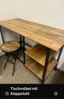 Stilvoller Tisch mit Klapphocker im Vintage Look