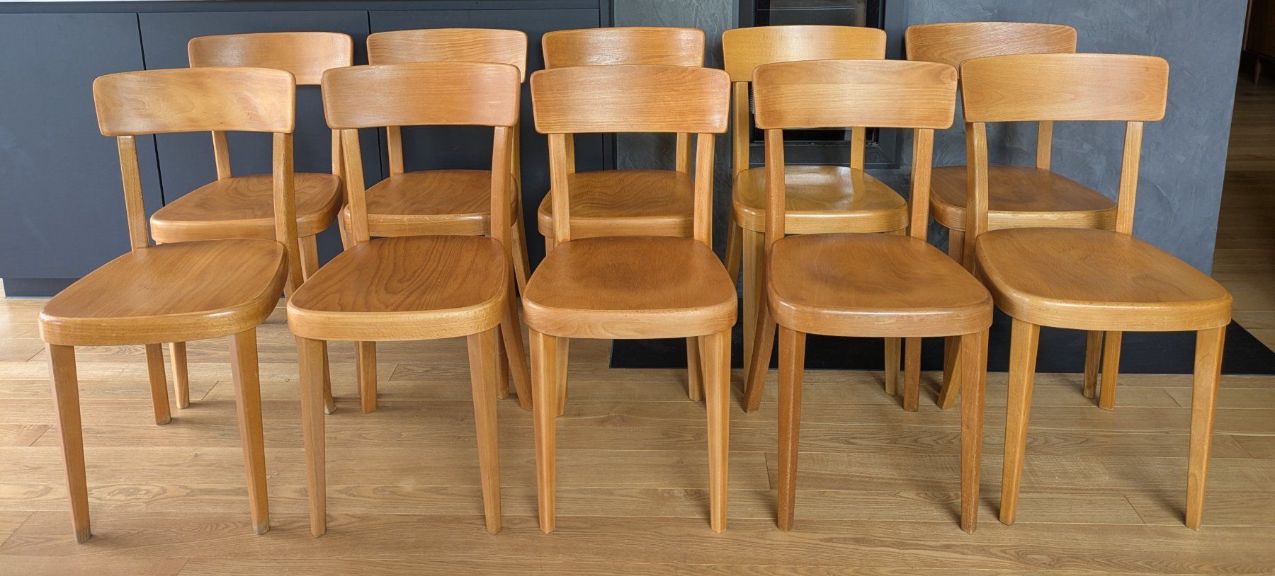 Sedie: 10 klassische Schweizer Beizenstühle / Bistrostühle – Usato da Wikon venduto da Freu