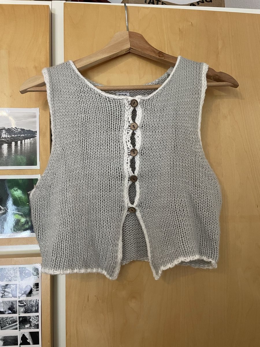 Urban Outfitters Gilet & Giacche senza maniche: Lightweight Knit Vest ✨ – Usato da Zürich venduto da jul_92ld