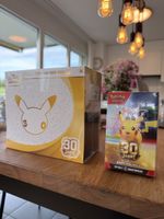 Pokemon Top-Trainer-Box und Boosterbundle 30 Jahre neu DE