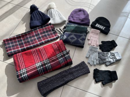 Winter Accessoires Set: Mützen, Handschuhe, Schals