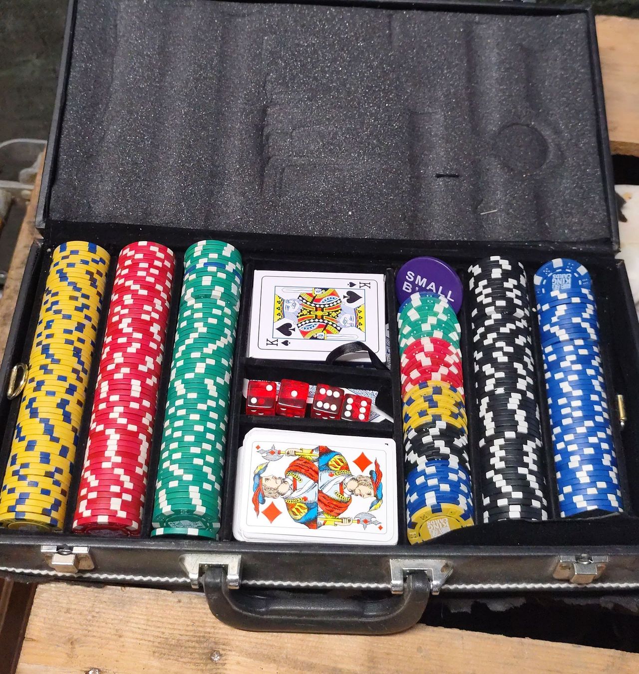 Giochi: Pokerkoffer mit Chips und Karten gebraucht – Difettoso da Büsserach venduto da Vintage-vins