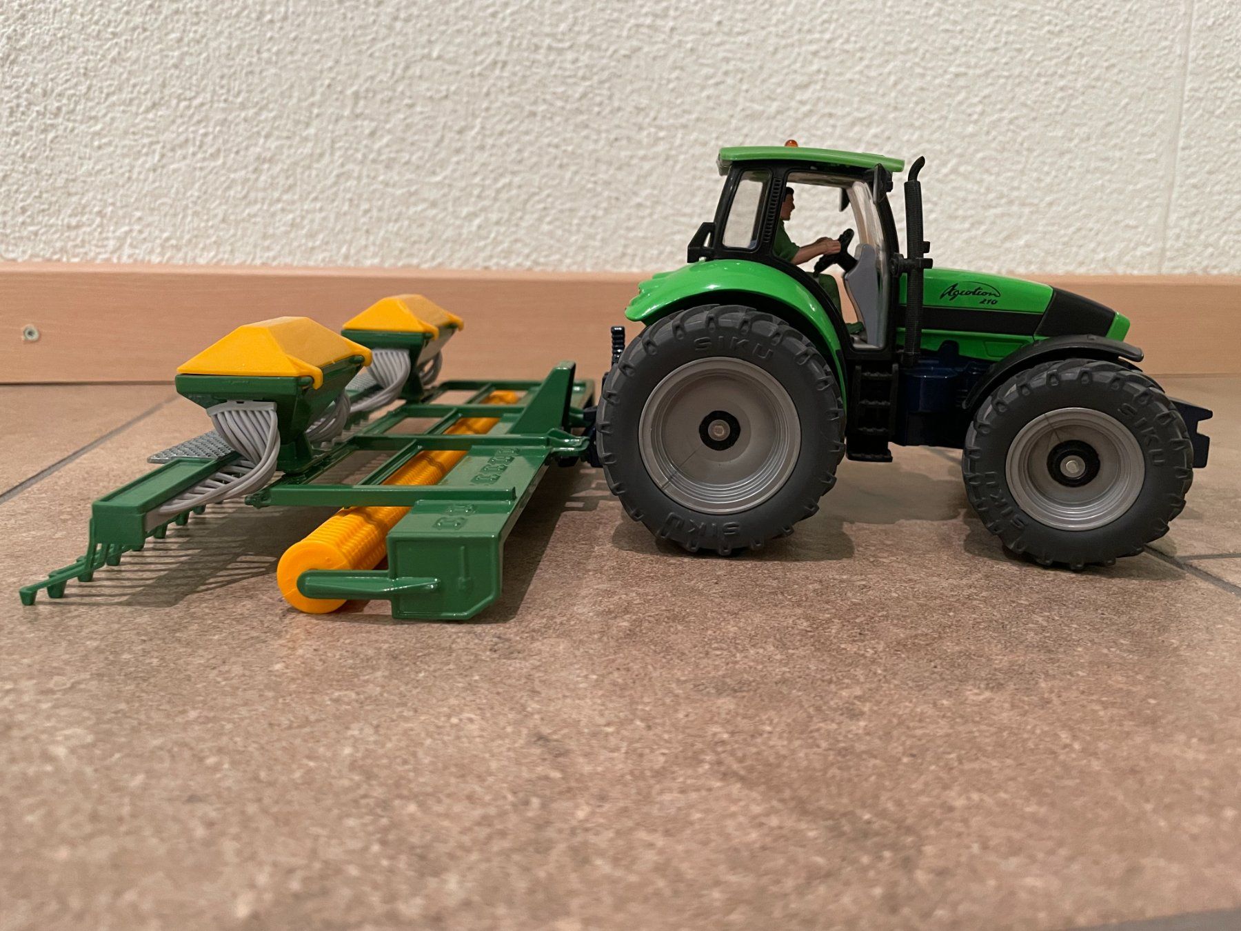 Deutz Traktoren: SIKU Deutz 210 Agrotron mit Amazone Säkombination – Neu und originalverpackt aus Kreuzlingen von Stefan1150 2