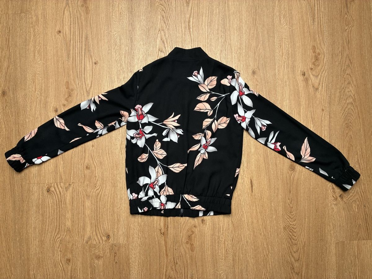 Vero Moda Jacken: Bomberjacke von Vero Moda Grösse 34 – Gebraucht aus Witterswil von Livee 1