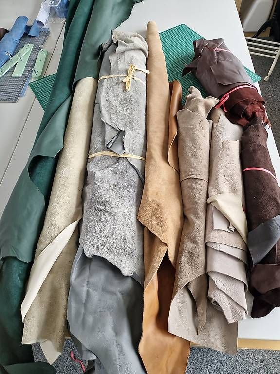 Tissus: Leder Reste Möbelleder taupe – Neuf (Voir description) à Winterthur par LederSchneiderei 1