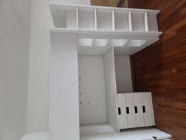 Weiss Hochbett mit Regal mit Schubladen und Fächern