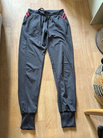 Graue Trainerhose mit pinken Streifen