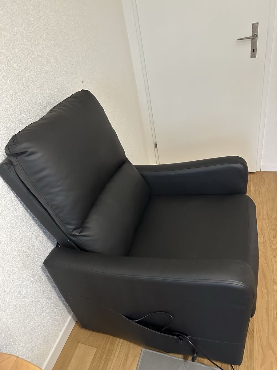 Sessel: Comfortable Black Leather Recliner – Gebraucht aus Affoltern am Albis von rot_682g 2