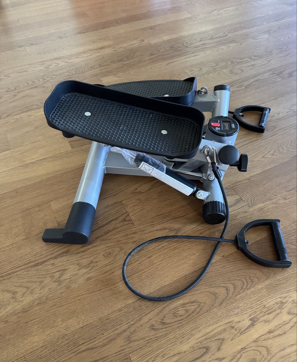 Hometrainer: Stepper mit Widerstandsbändern, gut erhalten – Gebraucht aus Warth von EiffelApril88 2
