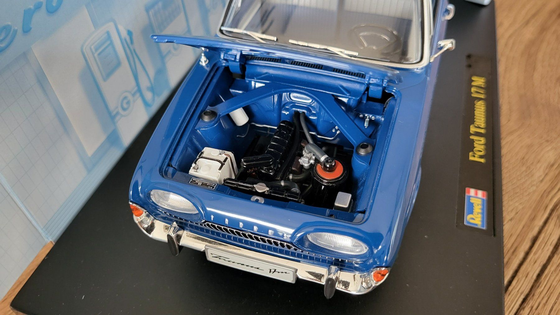Revell Modellautos: Ford Taunus 17 M 1:18 Revell – Gebraucht aus Rothrist von Juana5 6