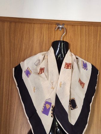 Foulard en soie motif livres bordure noire