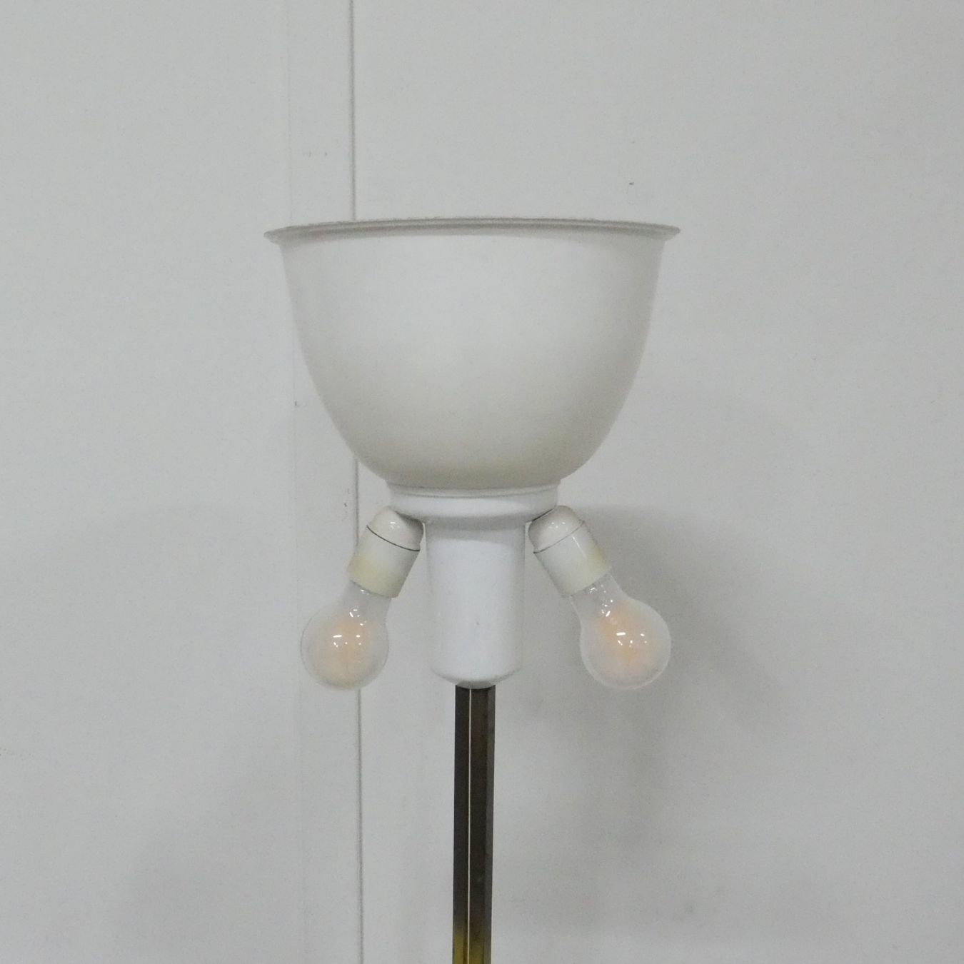 Lampade: Vintage-Stehlampe mit einem dunklen Metallschaft – Usato da Volketswil venduto da brockipfannenstil 1