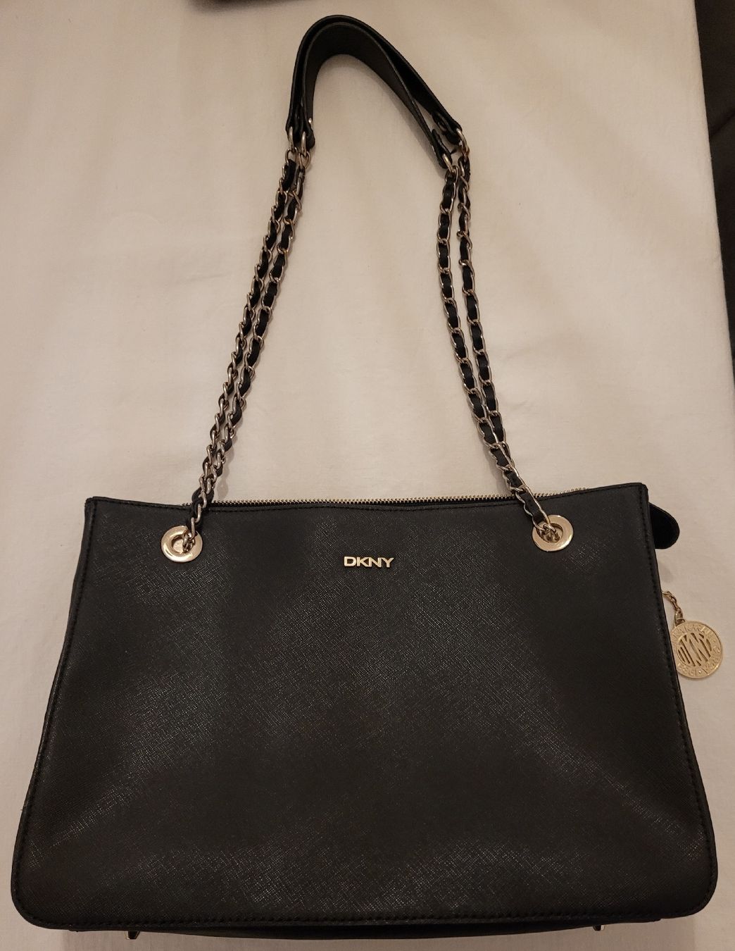 DKNY Taschen für Damen: DKNY Tasche mit goldenen Details – Gebraucht aus Bünzen von Milly32 5