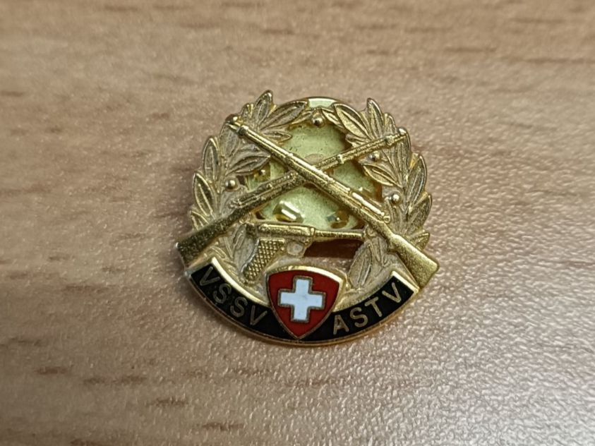 Placchette & Badge: VSSV ASTV Pin Box 32 – Usato da Köniz venduto da Pinscollect