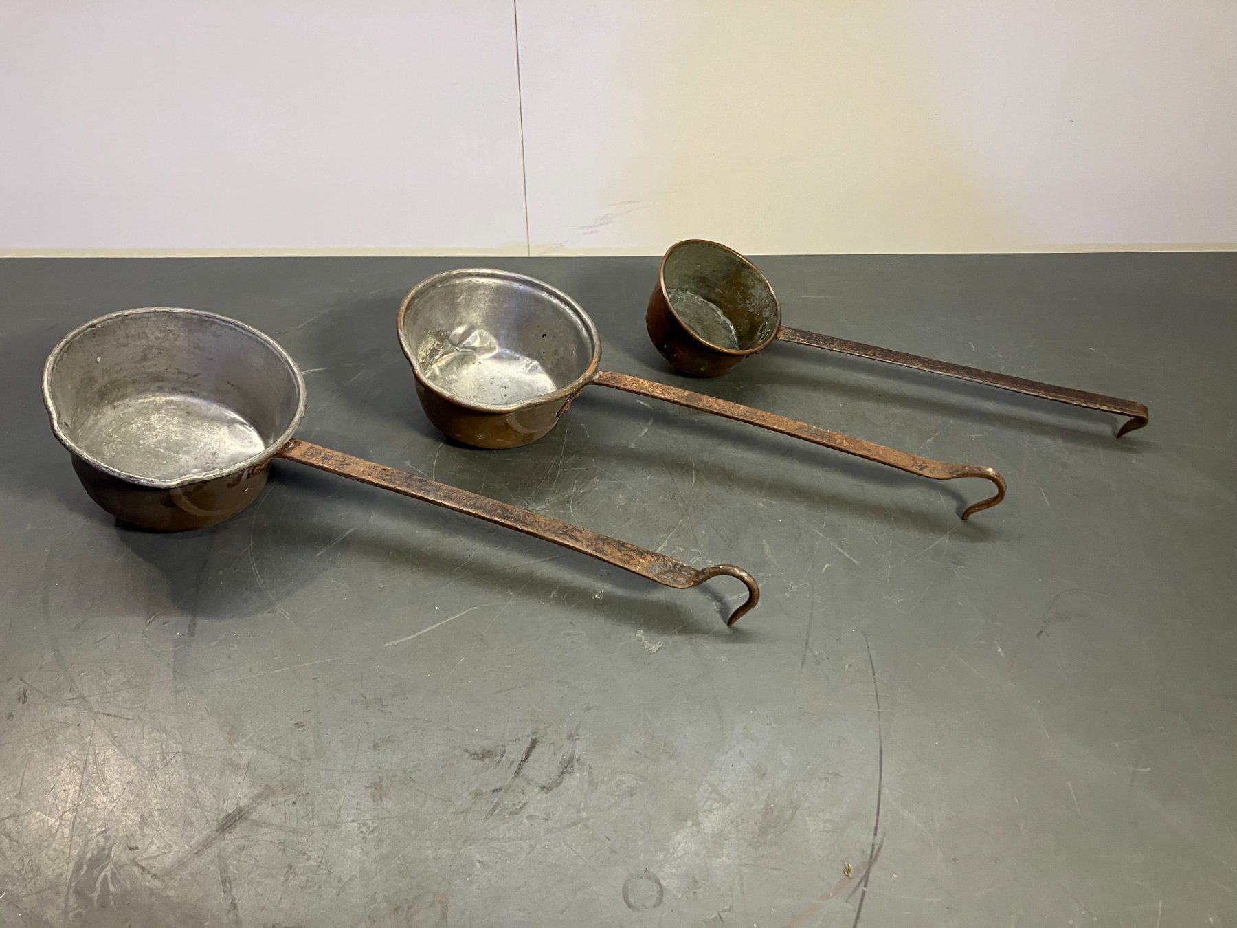 Cucchiai: Post. Antiker Kupfer Schöpfkellen mit Eisengriff ab 1.- – Usato da Lichtensteig venduto da Buy24International 1