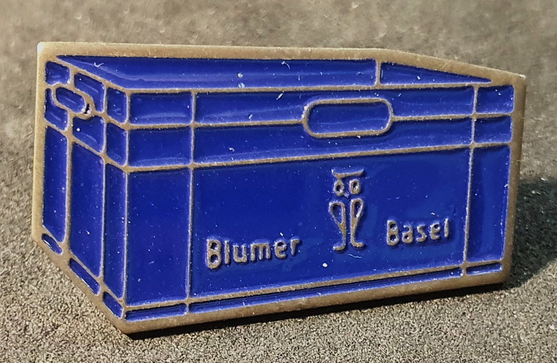 Broschen & Nadeln: Y438 - Pin Kiste Blumer Basel  /  Eule – Gebraucht aus Reinach BL von Boston-Verkauf