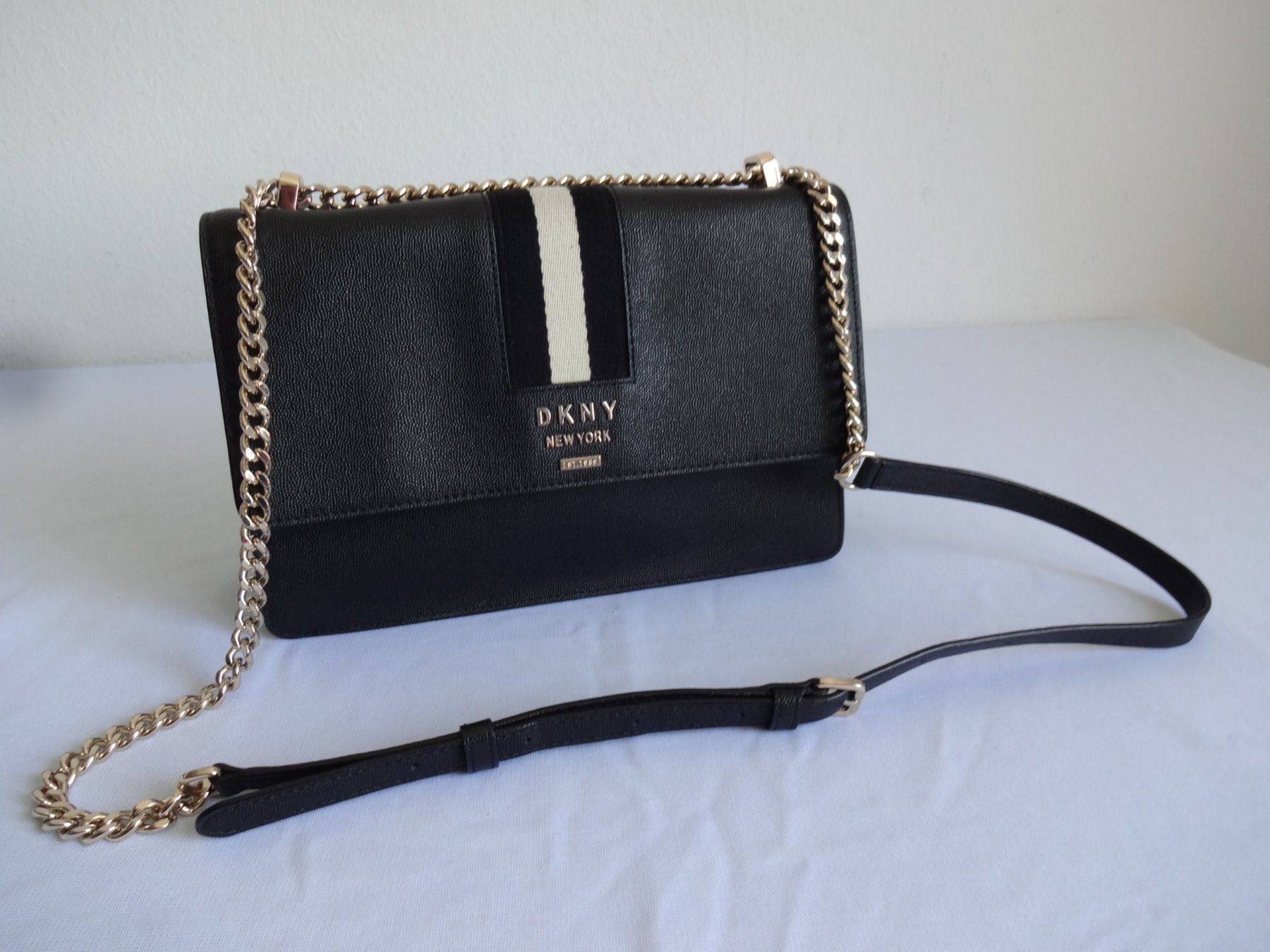 DKNY Borse da donna: *** DKNY *** Leder Umhängetasche – Nuovo (secondo la descrizione) da Frauenfeld venduto da Jahy
