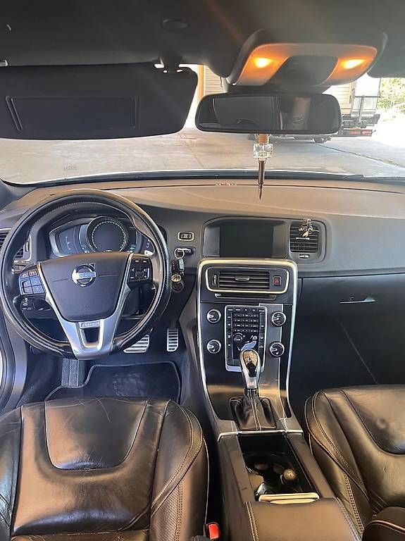 Autos: Volvo V60 D4 AWD rdesign  – D'occasion à Mont-de-Buttes par Broussailles 4