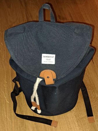 Blauer Rucksack nordic style