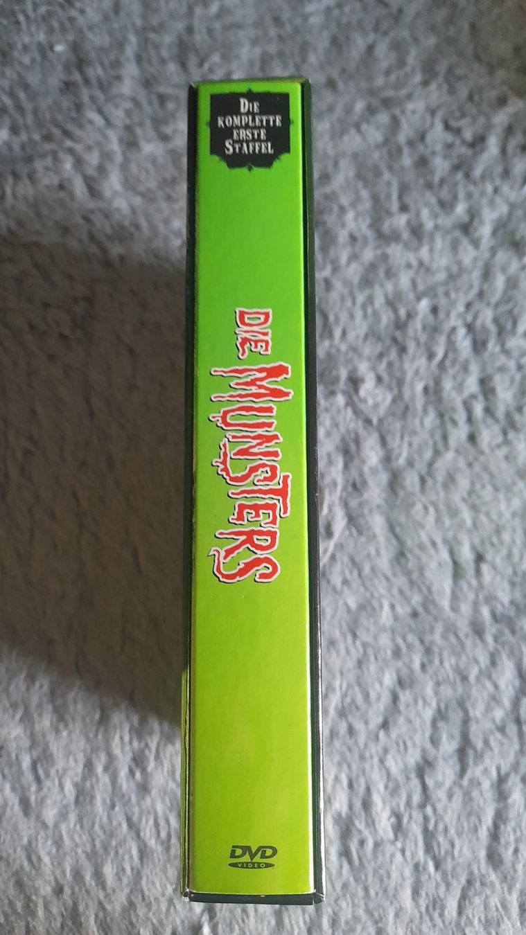 Tutti i DVDs: DIE MUNSTERS  DIE KOMPLETTE ERSTE STAFFEL    DVD – Usato da Wetzikon ZH venduto da Ramones01 2