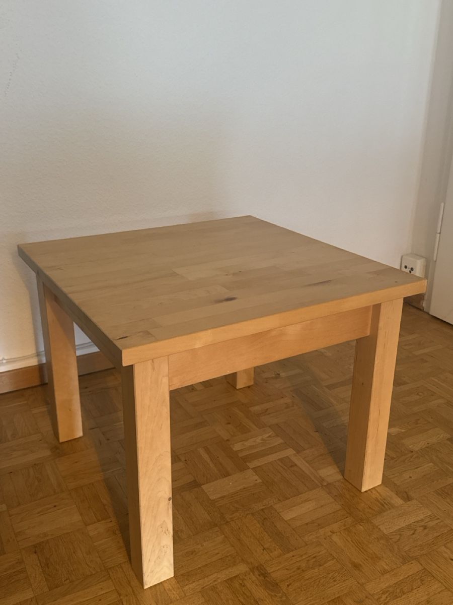Tische: Kleiner, Quadratischer Holztisch – Gebraucht aus Zürich von bertagutowski24
