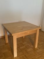 Kleiner, Quadratischer Holztisch