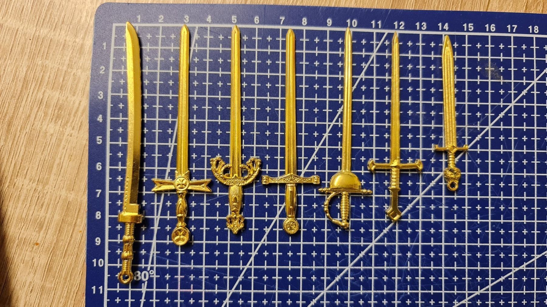 Altre raccolte & rarità: Deko Mini Schwerter 7stk. Set. golden – Nuovo (secondo la descrizione) da Effretikon venduto da easyjones 1