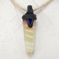 Onyx-Marmor Steinanhänger mit Lapislazuli auf Lederband