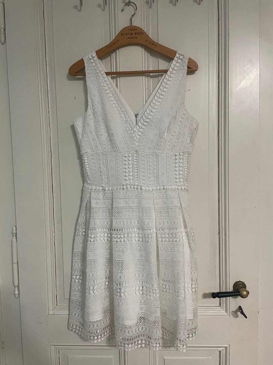 Morgan Kleider: MORGAN robe blanche dentelle, col V, taille 40 – Neu (gemäss Beschreibung) aus Ecublens VD von cle_d8j8