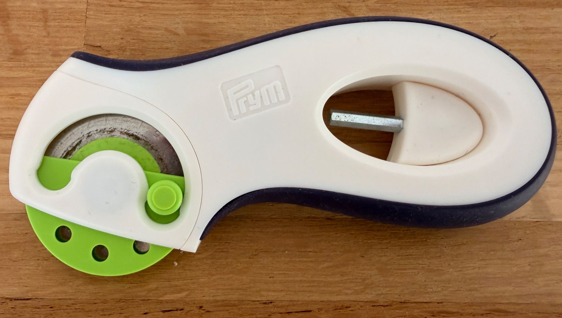 Macchine da cucire: PRYM Rollschneider ergonomics 45 mm – Usato da Winterthur venduto da Secondhand-Family