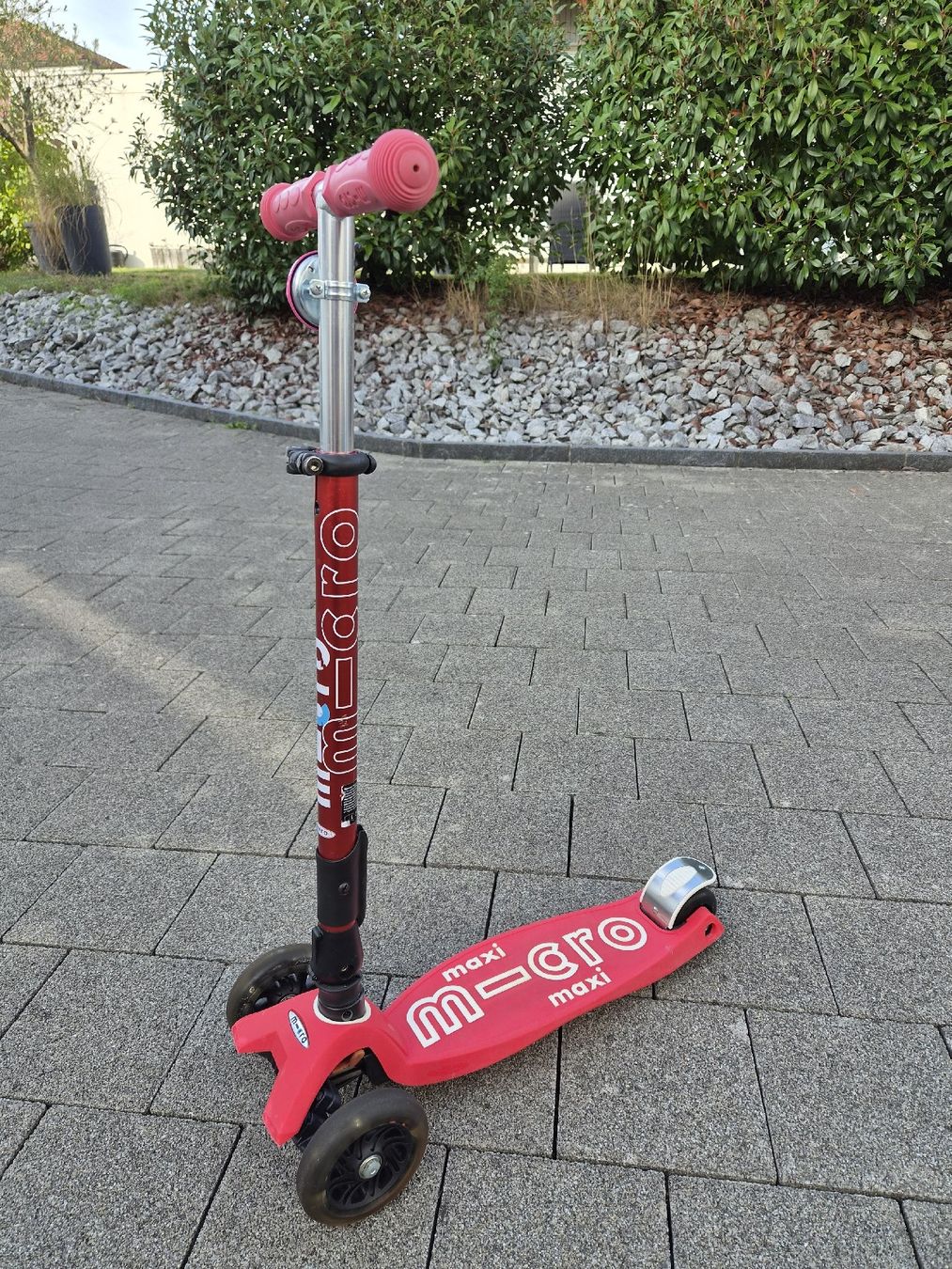 Micro Kickboard: Trottinett "Maxi Micro Deluxe Foldable LED Red" gebraucht – Usato da Oberentfelden venduto da Jigibau